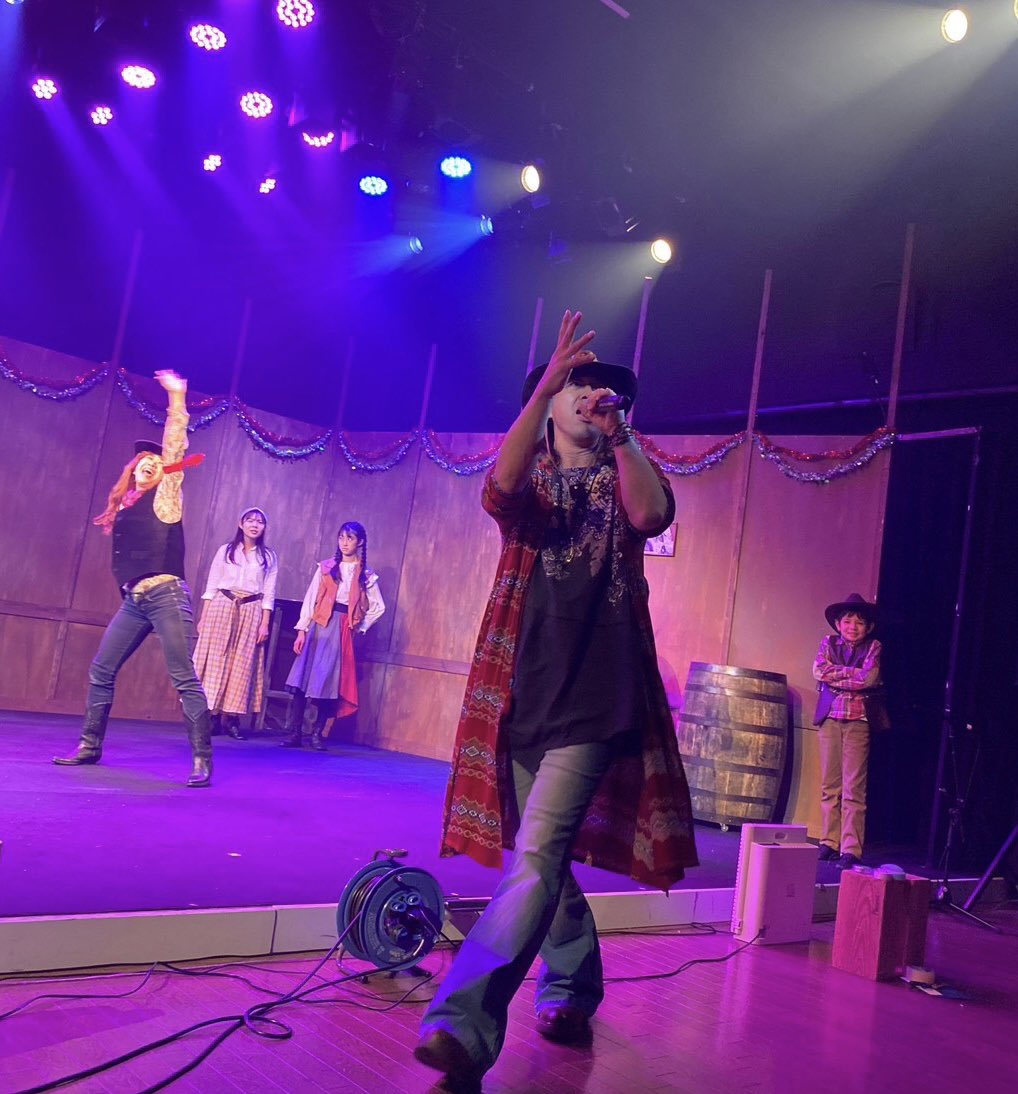 VoNasumi's tweet image. 『 OLD WEST 』も折り返し

# チーム、♭ チームともに残すところあと2回ずつ❗️

NASUMI のソロコンサートシーンが観たい方は
♭ チーム の回にお越しください 🎙♫

♭ チーム
4/1 (土) 18:00
4/2 (日) 12:00

#FREESIZE
#ジュニアミュージカル
#オールドウエスト2023
#俳優 #NASUMI