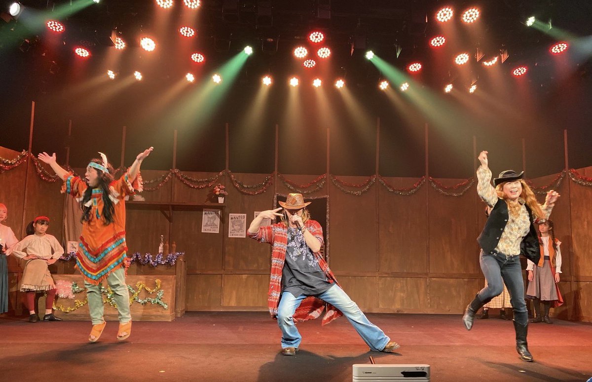 VoNasumi's tweet image. 『 OLD WEST 』も折り返し

# チーム、♭ チームともに残すところあと2回ずつ❗️

NASUMI のソロコンサートシーンが観たい方は
♭ チーム の回にお越しください 🎙♫

♭ チーム
4/1 (土) 18:00
4/2 (日) 12:00

#FREESIZE
#ジュニアミュージカル
#オールドウエスト2023
#俳優 #NASUMI