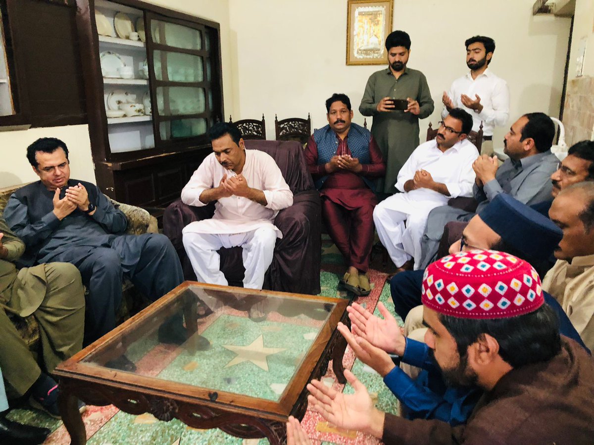 Pmln1596's tweet photo. سابق وفاقی وزیر مملکت و انشاءاللہ ایم این اے 96 جڑانوالہ طلال چوہدری کا رانا مقصود پاشا کی رہائش گاہ پر مستحق لوگوں میں راشن تقسیم کیا-

بعدازاں حلقے کے اندر مختلف مقامات پر فاتحہ خوانی کی اور دوستوں سے ملاقات کی-

#TeamTallalCh https://t.co/DoRcbLgeGT