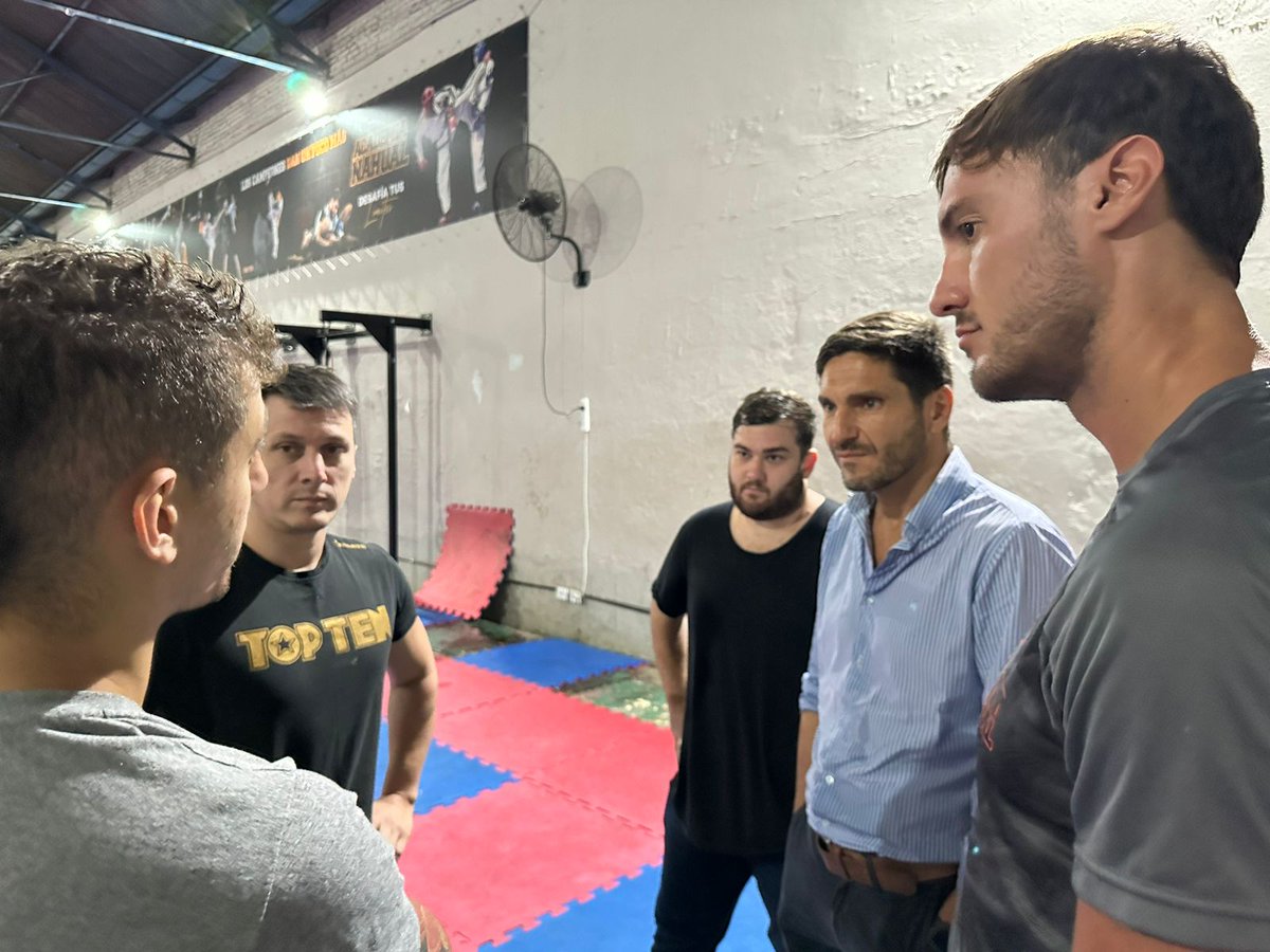 GastaNoyjovich's tweet photo. Junto a @maxipullaro visitamos la Academia Nahual, donde entrenar boxeo y entre otras disciplinas.
Conversamos con Sebas y Leo sobre la importancia del deporte para acompañar el crecimiento de los jovenes y adolescentes, inculcando los valores del esfuerzo y la constancia. https://t.co/v9P7DmiEH6