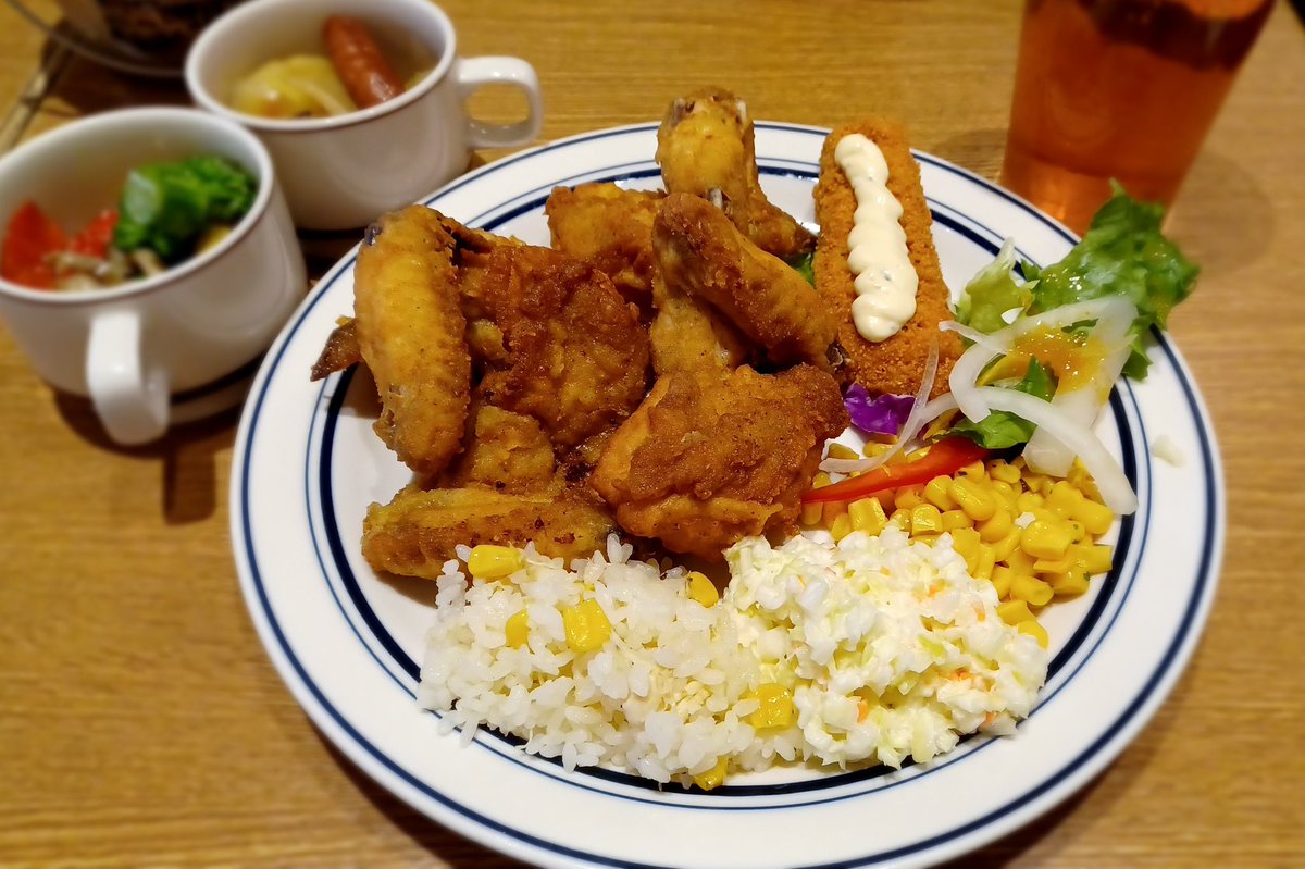 kashiori2525's tweet photo. エキスポシティのケンタッキーの食べ放題へ
好きな部位を選べるって最高
大好きなウイングを６個といつもは子どもに取られて食べられないドラムを１つ
普段食べないナゲットを食べてみたら揚げたてですごく美味しかった
双子も旦那も限界まで食べて満足♪
ネットで順番待ちしたから待ち時間ほぼなし https://t.co/iSwYAX27ES