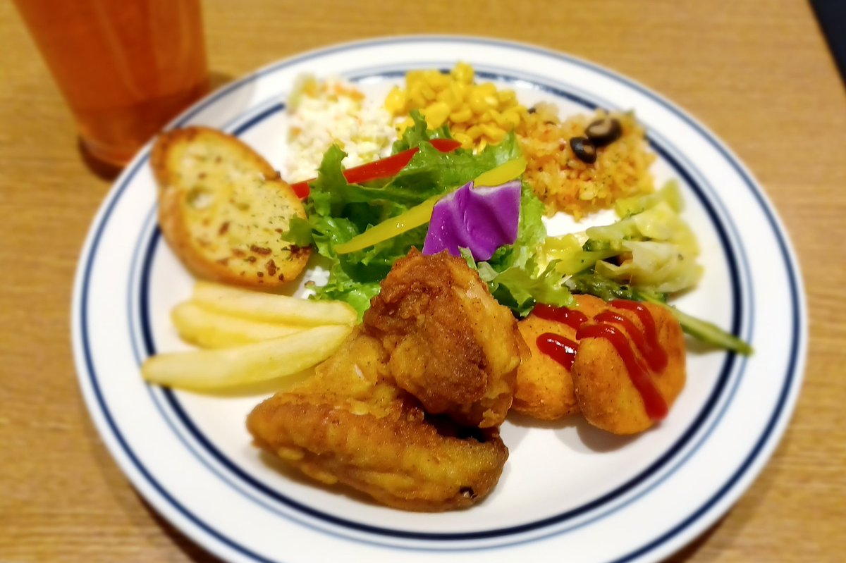 kashiori2525's tweet photo. エキスポシティのケンタッキーの食べ放題へ
好きな部位を選べるって最高
大好きなウイングを６個といつもは子どもに取られて食べられないドラムを１つ
普段食べないナゲットを食べてみたら揚げたてですごく美味しかった
双子も旦那も限界まで食べて満足♪
ネットで順番待ちしたから待ち時間ほぼなし https://t.co/iSwYAX27ES