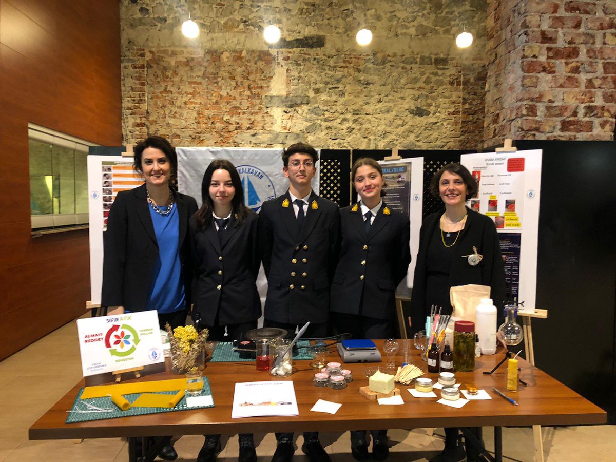 “30 MART SIFIR ATIK GÜNÜ”
İl Milli Eğitim Müdürlüğümüzün koordinesinde düzenlenen ve okulumuzun atölye çalışması ile katıldığı “Sıfır Atık Sergisi” Beşiktaş Milli Saraylar Resim Sergisi Saray resepsiyonunda gerçekleştirildi. <a href="/istanbulilmem/">İstanbul İl Millî Eğitim Müdürlüğü</a> <a href="/BesiktasMEM/">Beşiktaş İlçe Millî Eğitim Müdürlüğü</a>