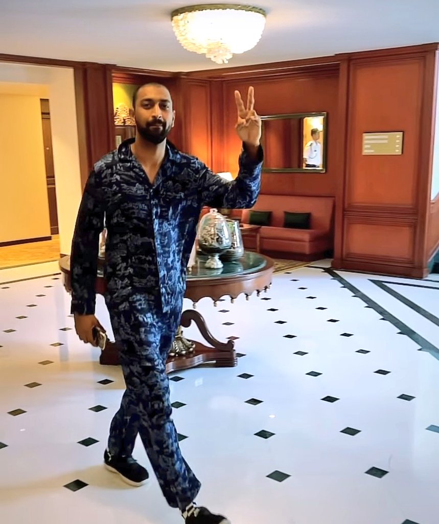 LucknowIPLCover's tweet image. 📲| Nicolas Pooran: This is how the big dogs roll through the hotel.

#TheBigDog 😂😂

#NicolasPooran #KrunalPandya #GazabAndaz #AbApniBaariHai