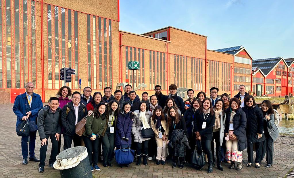 Dinsdag j.l. deze ambitieuze en gezellige overheids-delegatie uit Singapore mogen ontvangen <a href="/RDMRotterdam/">RDM Rotterdam</a> en hen laten inspireren hoe wij samenwerken om innovaties verder te brengen in en voor de stad <a href="/Stadmaken010/">Stadsontwikkeling Rotterdam</a> <a href="/RCitiesNetwork/">Resilient Cities Network</a> <a href="/College010/">B en W Rotterdam</a> <a href="/ResilientRdam/">Resilient Rotterdam</a>