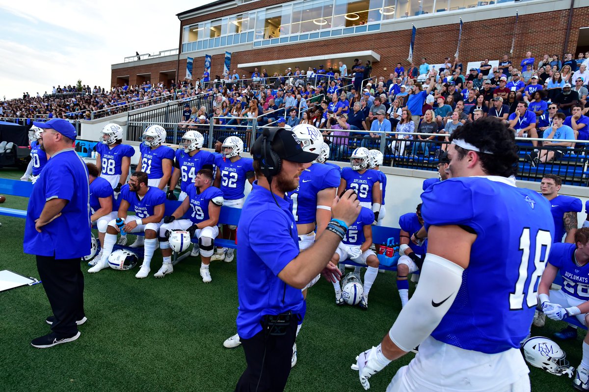 Looking for a top notch education and football experience? Check us out! #GoDips
godiplomats.com/sports/m-footb…