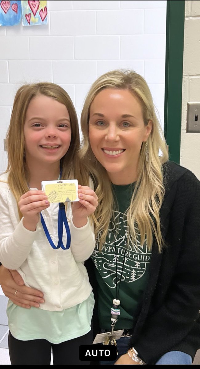 MrsPhillipsLMS's tweet image. It’s EllRay Jakes day today! Students were encouraged to dress up as their talent! Check out this sweet girl! Her talent is reading and organizing so she dressed up as a school librarian!!❤️📚🤩@EMercedLearning