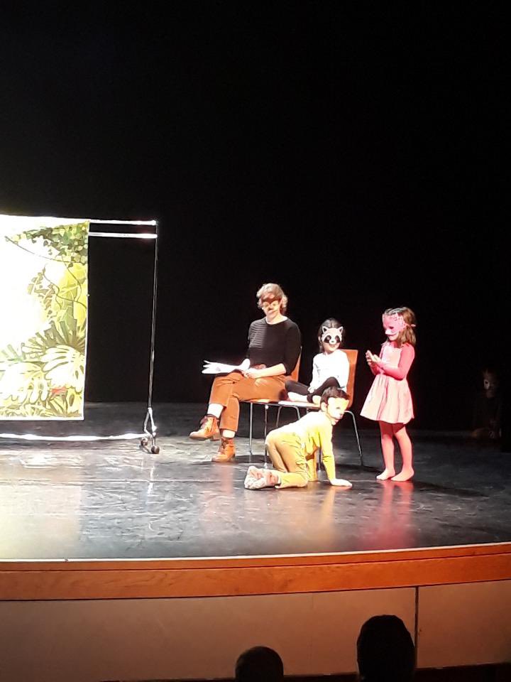 NicolasTribout's tweet photo. Les élèves de Velesmes sur scène au théâtre de Gray jouent 2 pièces  : L'histoire du lion qui ne savait pas écrire (GS-CP) et C'est pas permis ! (CM2).
Bravo aux élèves, aux enseignants et à toutes les personnes qui ont permis ces belles prestations ! @DSDEN70 @FerrandGiliane https://t.co/NnTlwpk1pv