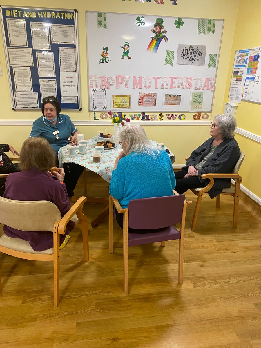 Some of the lovely patients on Ward 4 celebrating Mothers' day recently with hot drinks and cakes ❤️