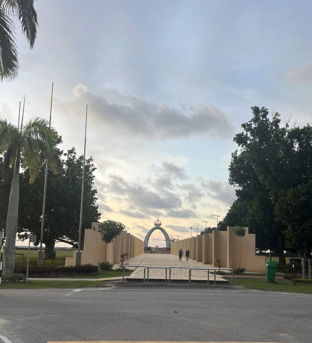 CdoLogRegt's tweet photo. Elements of @CdoLogRegt have deployed to Brunei 🇧🇳 in support of #ExPacificDagger.
Orientation: A visit to the Billionth Barrel Monument. 👉 https://t.co/xkoO50sH3b
Acclimatisation: Routine phys on the beach. Preparing ourselves for operating in the sweltering #Jungle. https://t.co/yn0h5C5As0