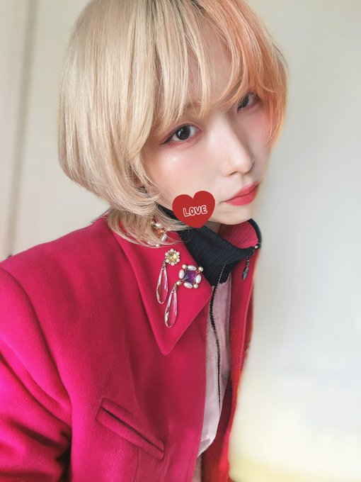 古着屋さんでみつけたお気に入りのジャケットと、古着屋さんで見つけたジャージ!この襟のキラキラがすき! 