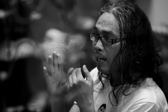 Jangan melihat hujan dari apa yang jatuh, tapi pada apa yang akan tumbuh. 

- Agus Noor