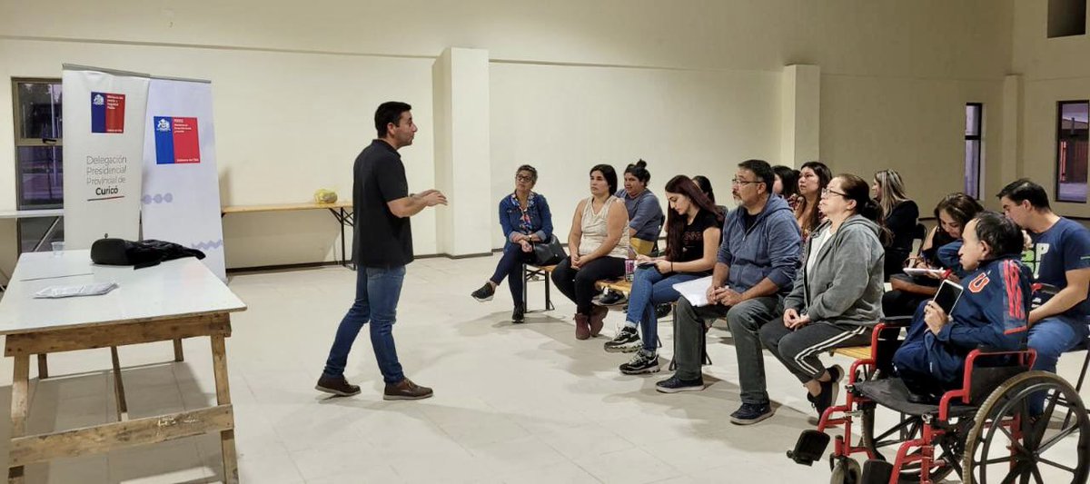 FOSIS_Maule's tweet photo. ➡️ Junto al equipo territorial de la @DPPCurico nuestros profesionales efectuaron un diálogo participativo con vecinas y vecinos del sector #ParqueDelSol en #Tutuquén
Así pudieron conocer detalles del venidero proceso de postulaciones a los programas 2023 del @FOSIS_Chile https://t.co/ue0VLCZcQN