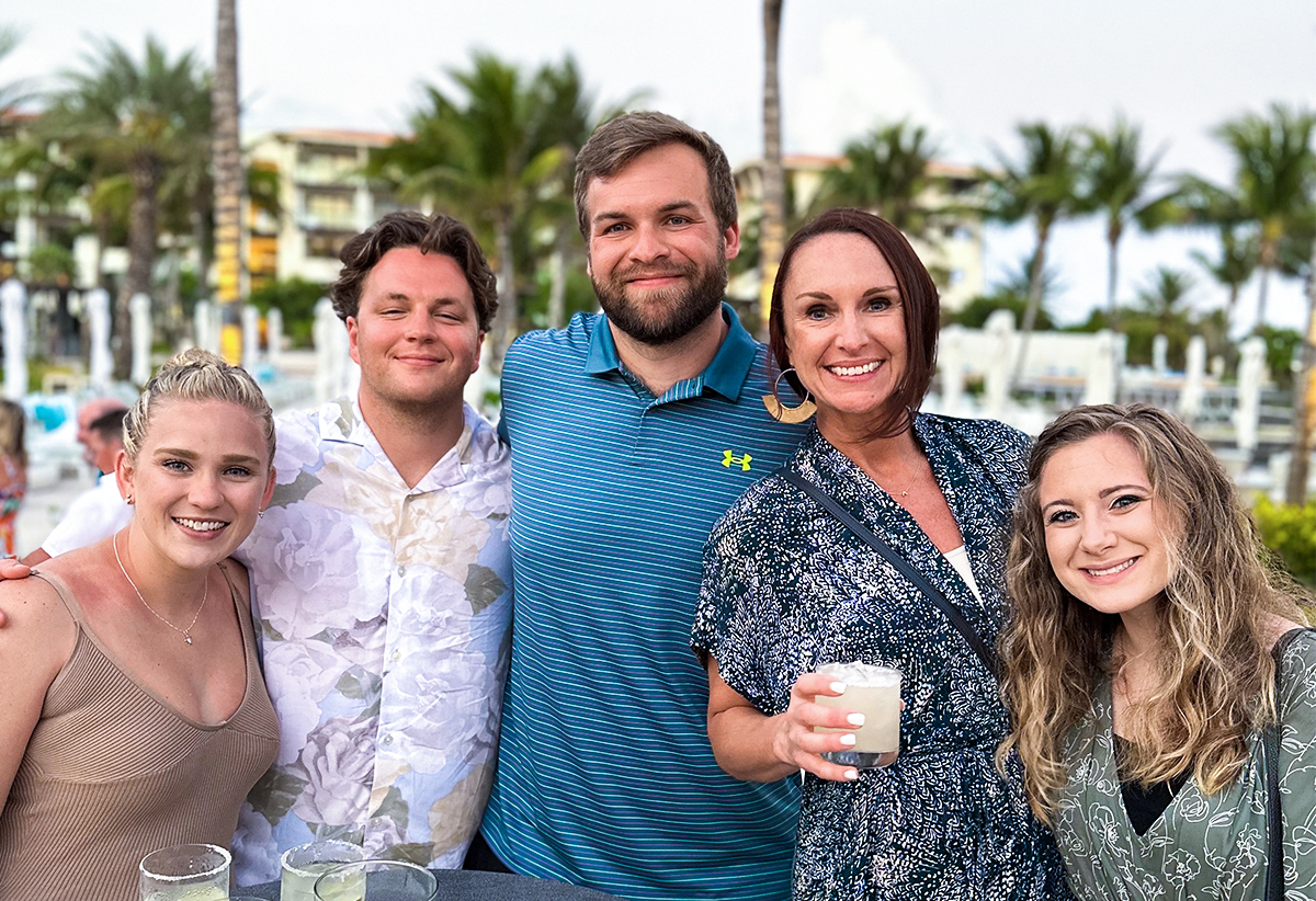 Piper_Companies's tweet photo. POV: You’re a President’s Club Winner in Mexico 🌴☀️

#LifeAtPiper #Recruiting #PiperCompanies https://t.co/GRS4J6F2ZC