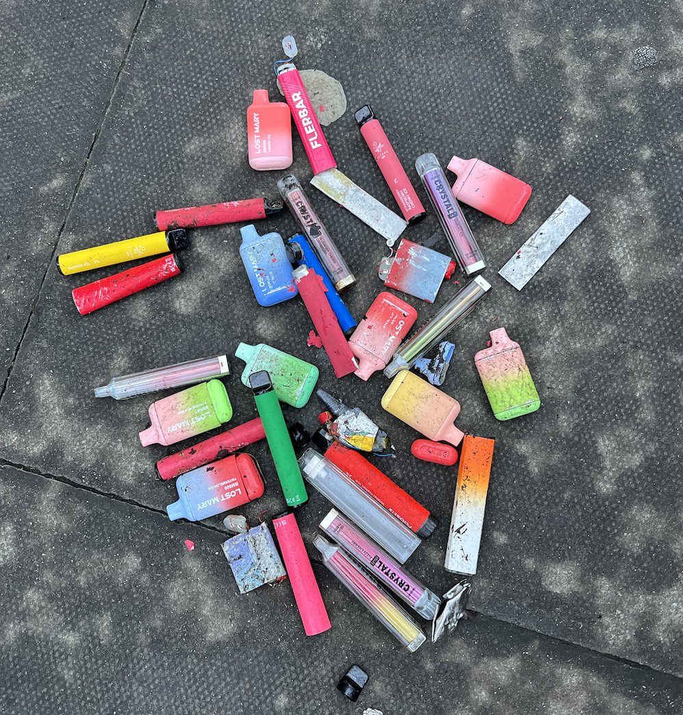 🔥🚒The fire risk with disposable vapes is a growing concern. Here is a thread of what we know, and the many times disposable vapes have caused explosions and fires #BanDisposableVapes ❌💨 

Starting with a bin lorry which caught fire in Lincolnshire lincolnshirelive.co.uk/news/local-new…