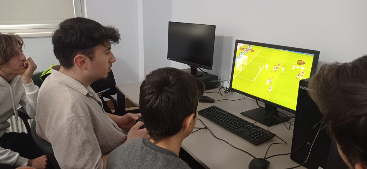 Goller yağmur oldu yağdı  ⚽️🥅 
Dereceye giren öğrencilerimize madalyalarını teslim ettik 🤗