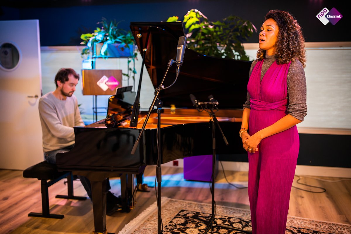 Na 17.15 live <a href="/NPOKlassiek/">NPO Klassiek</a> sopraan, theatermaker Nienke Nasserian en pianist Charlie Bo Meijering met muziek van Puccini, Gershwins "Summertime" en de spiritual "Ride on King Jesus". Nienke schrijft een nieuwe voorstelling  voor festival <a href="/WonderfeelNL/">Wonderfeel</a> "Rise" een zelfhulpopera.