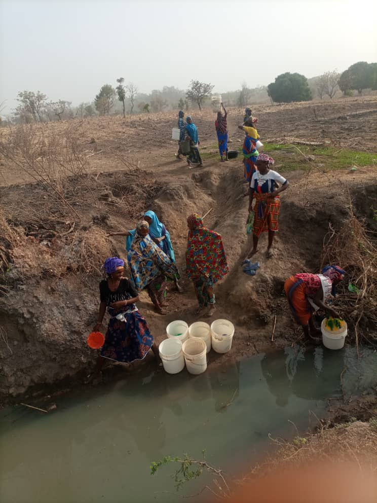 angry_ustaaz's tweet photo. From Rugar Yahaya, Wamba LGA, Nasarawa State, we shall in shaa Allah build a well for them in this holy month of Ramadan, May Almighty Allah make it a successful one. Ameen. #Buildawell https://t.co/m3k147y9mW