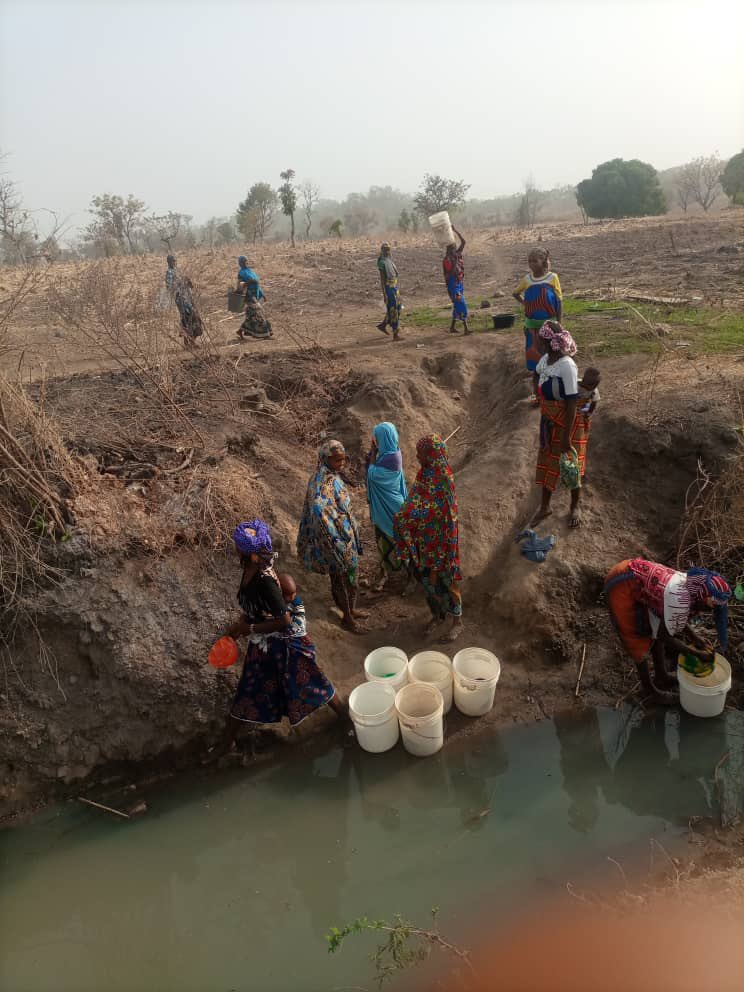 angry_ustaaz's tweet photo. From Rugar Yahaya, Wamba LGA, Nasarawa State, we shall in shaa Allah build a well for them in this holy month of Ramadan, May Almighty Allah make it a successful one. Ameen. #Buildawell https://t.co/m3k147y9mW