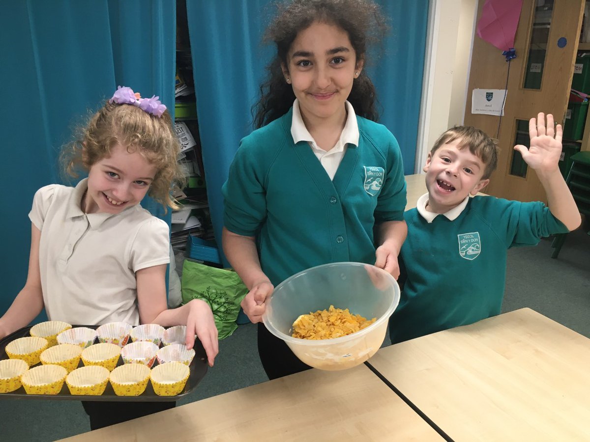 ysgolswnydon's tweet image. Awel enjoying their Baking Reward this morning.  Pizzas and cakes were on the menu! #righttrack