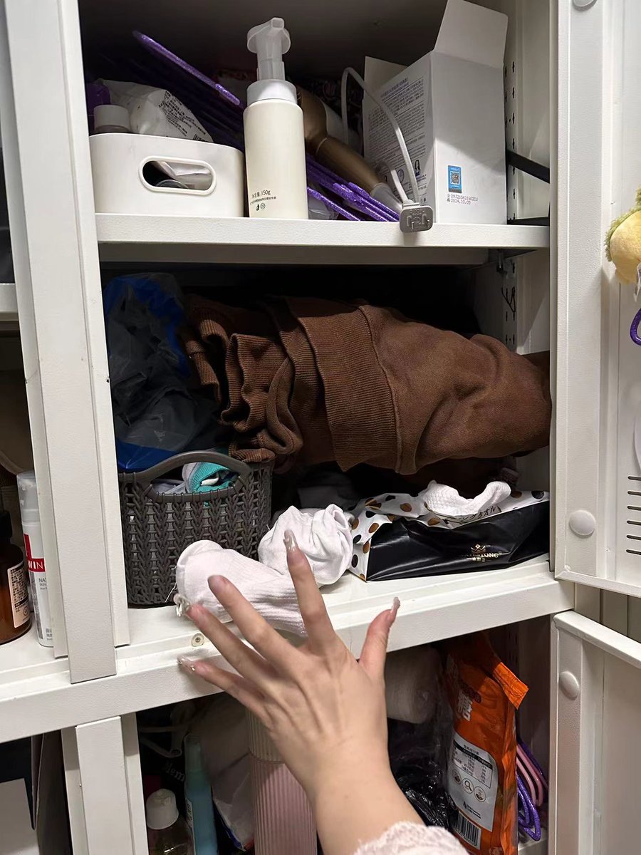 【寝室系列】说说这些年对女孩原味的理解，一双女孩穿过的白袜。在她不知情的条件下，被人搞到手。可能是被人放在脸上闻尽体香、或是被套在某个地方…💦重点是这些，“她”并不知道。所以很多同好，有了女朋友之后 反倒喜欢去顺。在寝室套路的这些棉袜主人。她们也并不知道自己的白袜，下场会是如何 https://t.co/YD3nZhHsT0