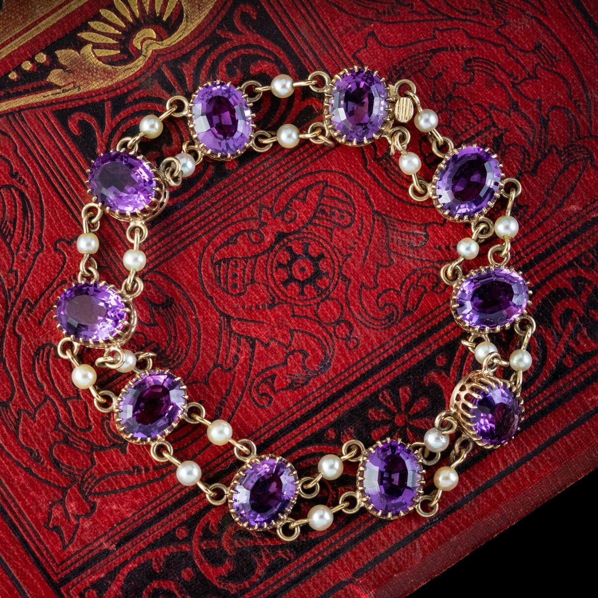 antiquejewelle2's tweet photo. A luxurious vintage bracelet adorned with ten oval cut amethysts weighing approx. 3ct each (30ct total). They have an alluring, deep purple hue and are complemented beautifully by twenty gleaming, white cultured pearls.

£1,750 or $2,158

Shop now ➡️ https://t.co/HkzAAarrn3 https://t.co/bvwq1BStdY