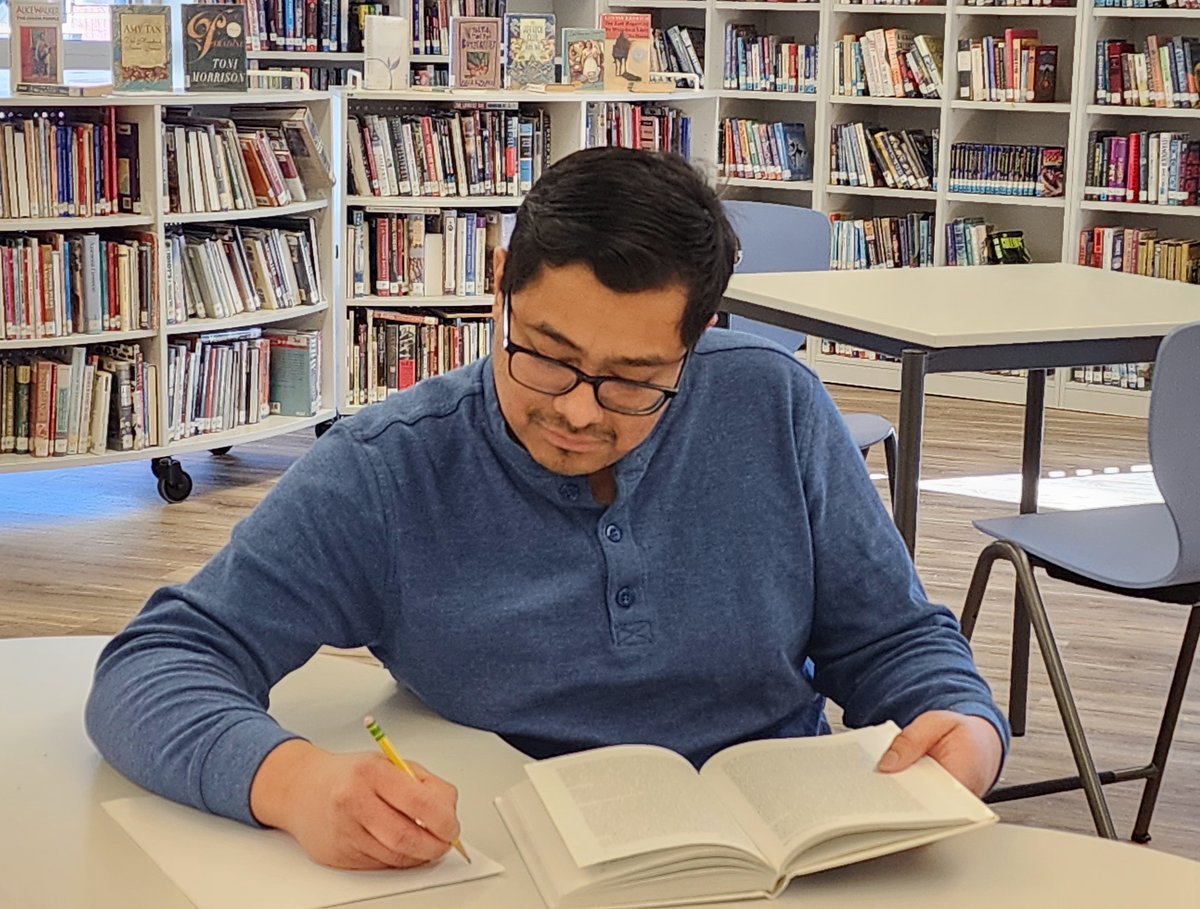 Brought our "Who We Are" Project to Spanish Class. Students heard the inspiring immigration story of our school janitor (who was studying law in El Salvador).  We were moved by his story &amp; love for the US.
#MMHS #WeAreMashpee <a href="/PDeBoerMPS/">Patty DeBoer</a> <a href="/PurdyAphrodite/">aphrodite purdy</a> <a href="/MashpeeSchools/">MashpeePublicSchools</a> #Diversity