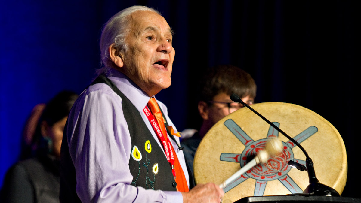 Indspire's tweet photo. #LanguageIsLife❤️ – & that’s why today is especially meaningful for #IndigenousPeoples across Turtle Island.
Today, on National #IndigenousLanguagesDay, we celebrate & honour everyone who's keeping #IndigenousLanguages strong & vibrant, & sharing them widely for new generations. https://t.co/QUQTEQEgLr