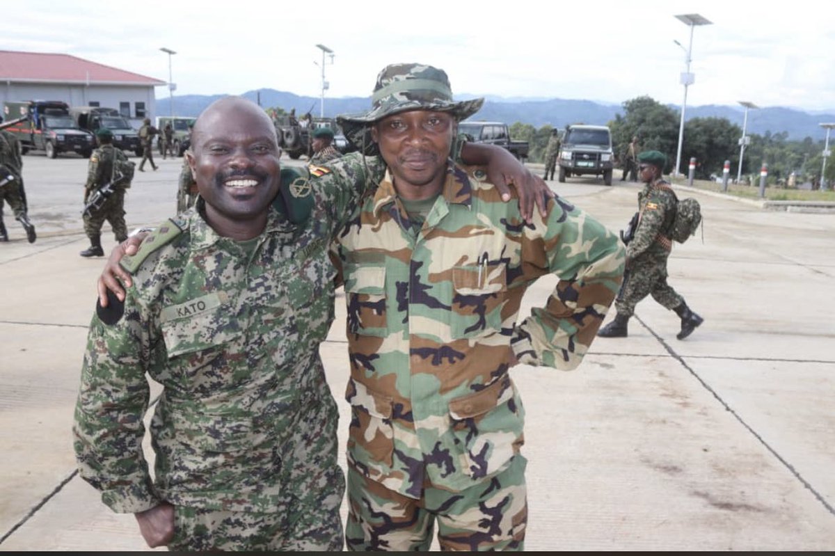 JeanineMaganga's tweet photo. Cette image me dépasse mon Dieu,
Ceux qui viennent pour combattre le M23 ils sont amis avec eux, ils ont même le temps de se prendre en photo avec le même M23, mon Dieu j’en peux plus là nazo comprendre eloko te.
Chers Congolais ouvrons les yeux bon sang🩸
#EACOUT
#M23OUT https://t.co/E9T4rJoBc5