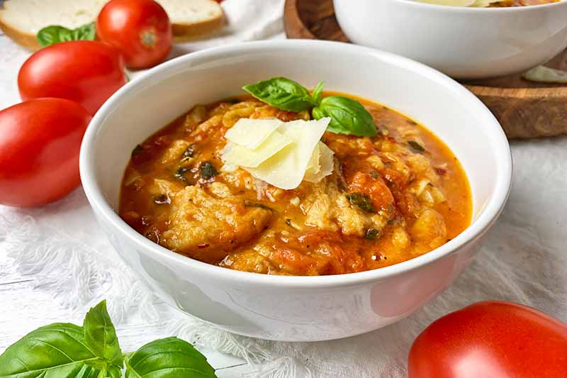 Italian Tomato and Bread Soup is a hearty recipe, perfect to use up any stale bread! 🍞🍅 >>> foodal.com/recipes/soups/… #soup #italianrecipe