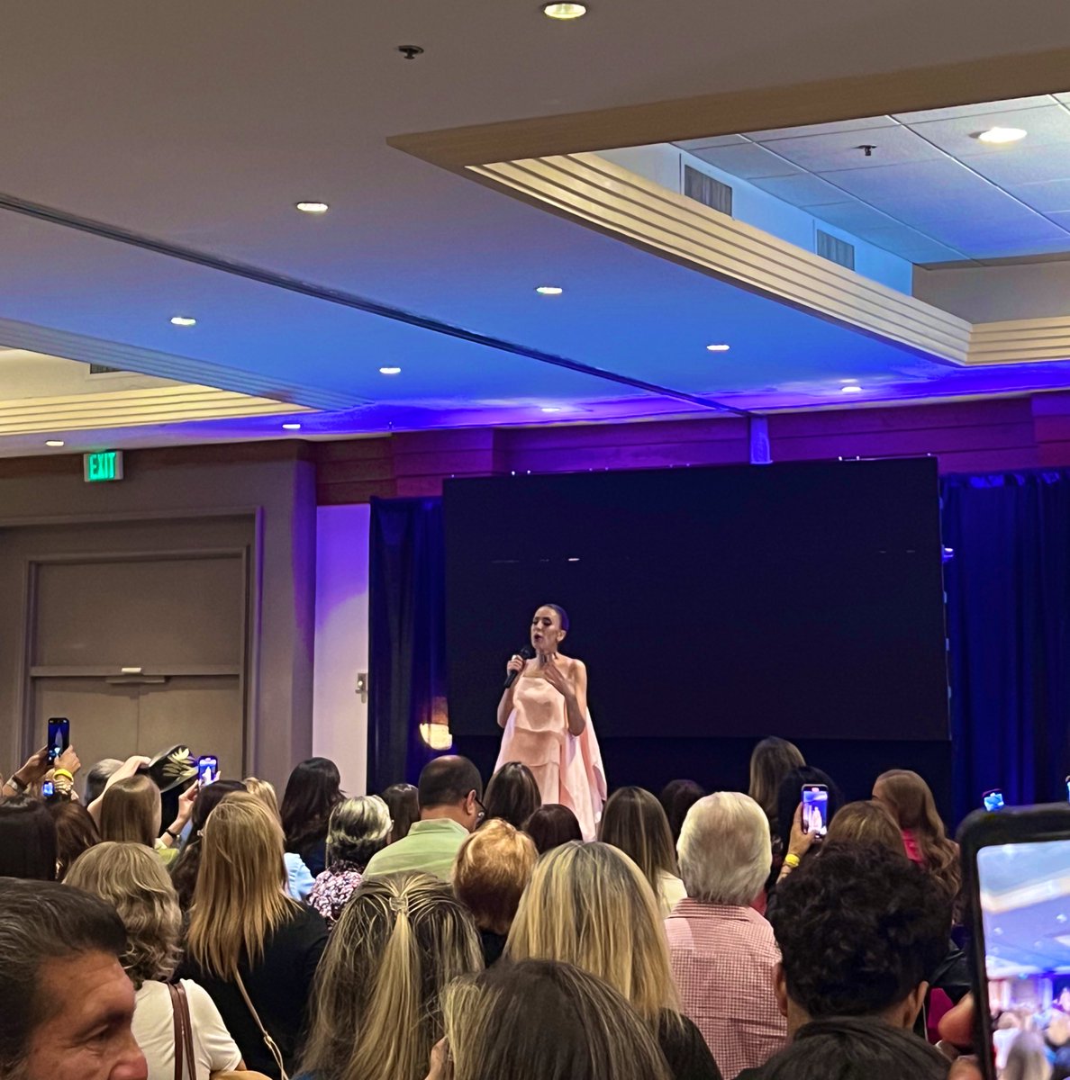 Gran show de <a href="/LAAZCARATE/">LAAZCARATE</a> en Miami. Una mujer admirable, talentosa y resiliente 💪 “Lo que se permite se repite”