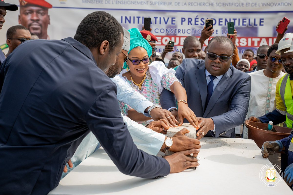 sidibe_diaka's tweet photo. 𝗖𝗼𝗻𝘀𝘁𝗿𝘂𝗰𝘁𝗶𝗼𝗻 𝗱𝗲 𝗹𝗮 𝗯𝗶𝗯𝗹𝗶𝗼𝘁𝗵𝗲̀𝗾𝘂𝗲 𝘂𝗻𝗶𝘃𝗲𝗿𝘀𝗶𝘁𝗮𝗶𝗿𝗲 𝗱𝗲 𝗹'𝗨𝗚𝗟𝗖 𝗱𝗲 𝘀𝗼𝗻𝗳𝗼𝗻𝗶𝗮
Pose de la première pierre et du lancement officiel de la construction de la 1ère grande 𝗕𝗶𝗯𝗹𝗶𝗼𝘁𝗵𝗲̀𝗾𝘂𝗲 𝘂𝗻𝗶𝘃𝗲𝗿𝘀𝗶𝘁𝗮𝗶𝗿𝗲 en Guinée https://t.co/377zzhMsif