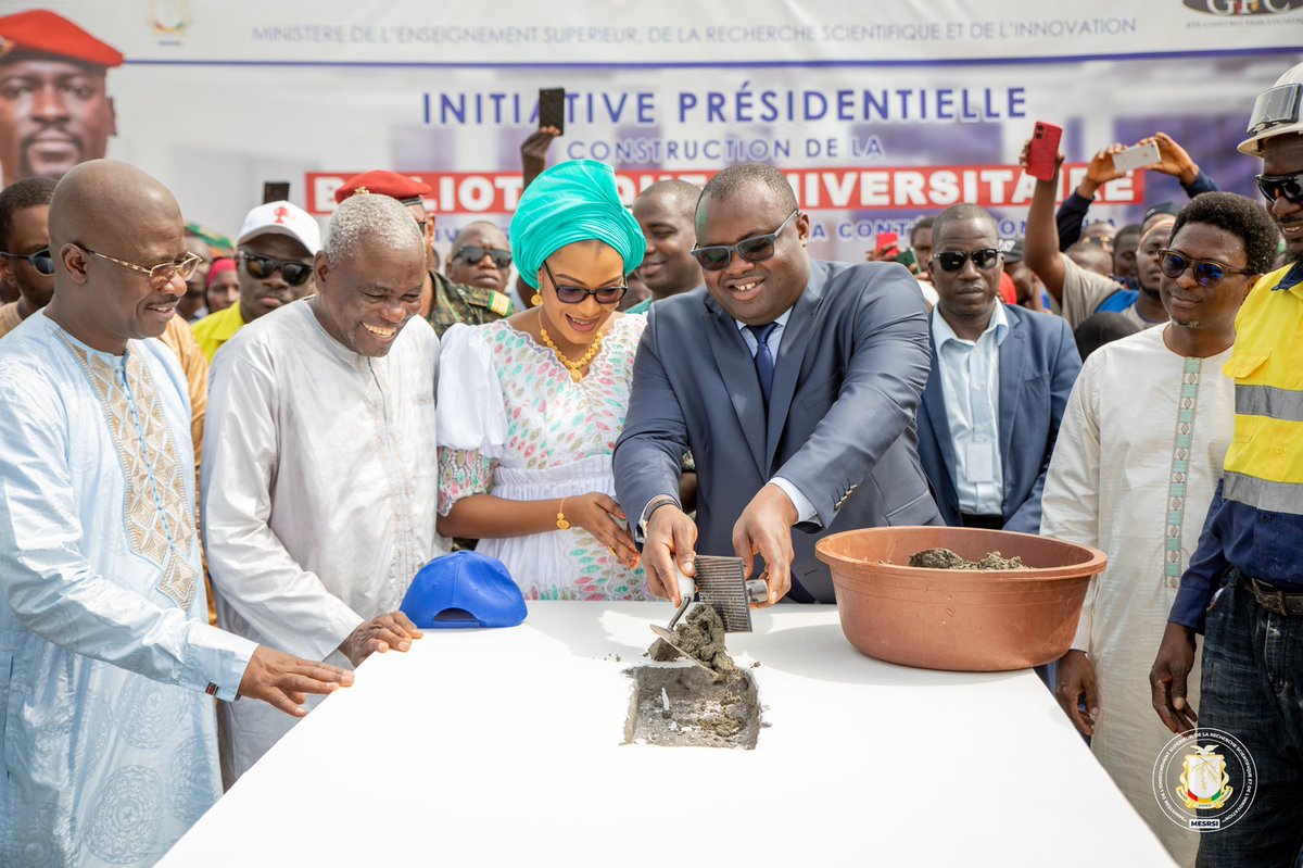 sidibe_diaka's tweet photo. 𝗖𝗼𝗻𝘀𝘁𝗿𝘂𝗰𝘁𝗶𝗼𝗻 𝗱𝗲 𝗹𝗮 𝗯𝗶𝗯𝗹𝗶𝗼𝘁𝗵𝗲̀𝗾𝘂𝗲 𝘂𝗻𝗶𝘃𝗲𝗿𝘀𝗶𝘁𝗮𝗶𝗿𝗲 𝗱𝗲 𝗹'𝗨𝗚𝗟𝗖 𝗱𝗲 𝘀𝗼𝗻𝗳𝗼𝗻𝗶𝗮
Pose de la première pierre et du lancement officiel de la construction de la 1ère grande 𝗕𝗶𝗯𝗹𝗶𝗼𝘁𝗵𝗲̀𝗾𝘂𝗲 𝘂𝗻𝗶𝘃𝗲𝗿𝘀𝗶𝘁𝗮𝗶𝗿𝗲 en Guinée https://t.co/377zzhMsif