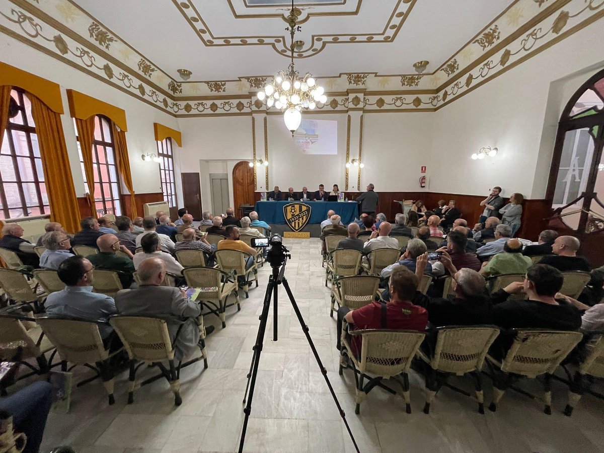 Ayer se inauguró la exposición de carteles de la Semana Santa Alzireña, nuestra concejal Ana Jover asistió en representación del PP. 

A continuación asistió también junto al candidato local, @joselupalacios, a la presentación del libro del centenario de la <a href="/UDAlzira/">UD Alzira</a>.