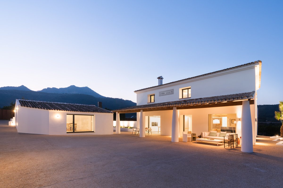 La #iluminación es un elemento clave en la arquitectura y en el diseño de interiores. A través de la iluminación podemos crear espacios mágicos, generar sensación de calidez e incluso influir directamente en las emociones de las personas. #arquitectura 
pepecabrera.com