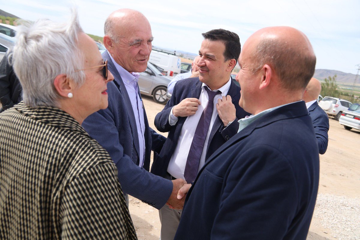 PlanAgua's tweet photo. 💧 El director de la ‘Agencia del Agua’, @jmmazarambroz ha acompañado al consejero de Agricultura de Castilla-La Mancha, @fmartinezarroyo a la inauguración de riegos #LaTedera en #Tobarra.
1.300 agricultores invirtiendo en su pueblo #AgriculturaFamiliar 🍑https://t.co/mEitZ14DzV https://t.co/AhufpmtJQy