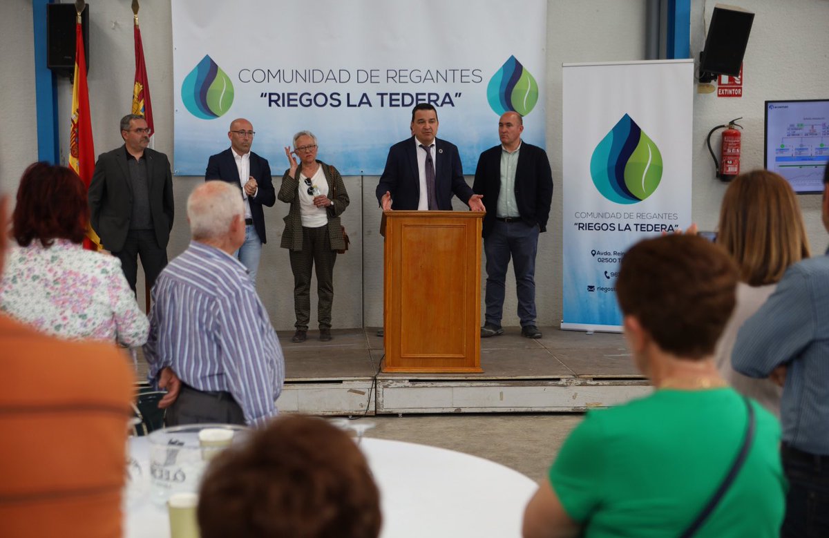 PlanAgua's tweet photo. 💧 El director de la ‘Agencia del Agua’, @jmmazarambroz ha acompañado al consejero de Agricultura de Castilla-La Mancha, @fmartinezarroyo a la inauguración de riegos #LaTedera en #Tobarra.
1.300 agricultores invirtiendo en su pueblo #AgriculturaFamiliar 🍑https://t.co/mEitZ14DzV https://t.co/AhufpmtJQy