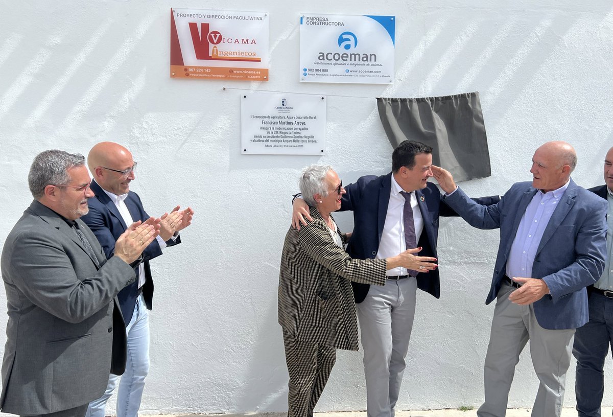 PlanAgua's tweet photo. 💧 El director de la ‘Agencia del Agua’, @jmmazarambroz ha acompañado al consejero de Agricultura de Castilla-La Mancha, @fmartinezarroyo a la inauguración de riegos #LaTedera en #Tobarra.
1.300 agricultores invirtiendo en su pueblo #AgriculturaFamiliar 🍑https://t.co/mEitZ14DzV https://t.co/AhufpmtJQy