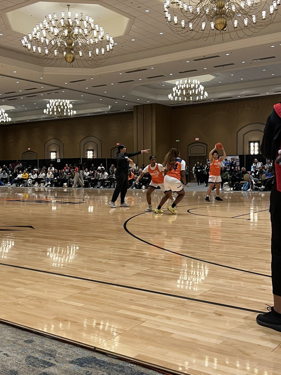 CoachVanHook14's tweet image. Shoutout to @Kgiss25 representing the @AMCCsports and D3 while presenting at the #wbca23 convention!