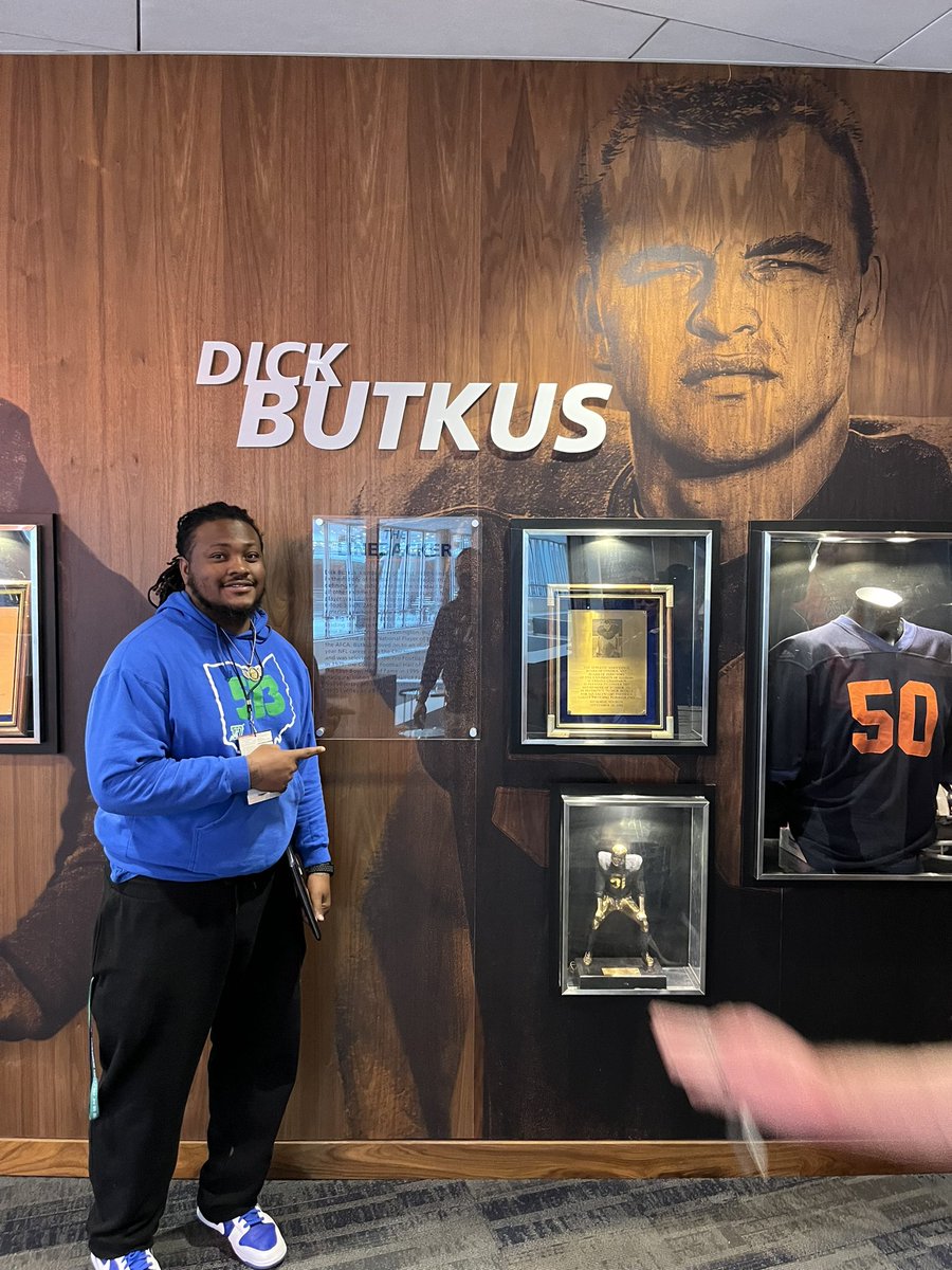 Sosa_migo59's tweet photo. Being a great linebacker coach starts with knowing the history and tradition of the greatness before me. DIck Butkus was thee man one of the best linebackers to ever play the game of football 🏈 #LINEBACKER #Linebackeruniversity #Downhilldemons #Playinginspace https://t.co/AoIv2yyuPT