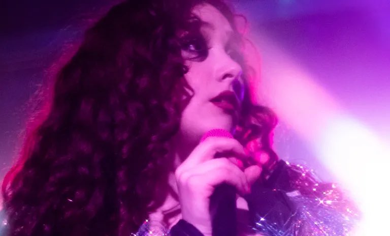 samekren's tweet photo. Listening to @ChappellRoan is like time traveling through a sweep of American entertainment—from vaudeville to the golden age of cinema, from country rodeos to the glittering drag shows of today. Her musical depth and heart rooting all these dimensions to a whole. https://t.co/U4BHU4KHff