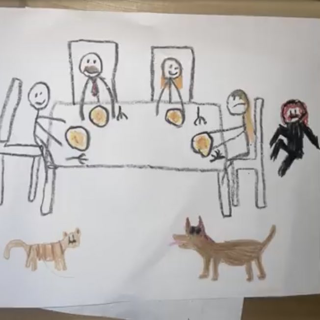 อื้อหือเรื่องนี้คือหลอนเว่อ มีพอตแคสเรื่องหลอนนึงได้รับอีเมล์ภาพนี้มาจากเด็กผู้หญิงที่เล่าว่า มีอยู่วันนึงเธอเห็นน้องชายอายุหกขวบวาดรูปนี้ เป็นภาพทุกคนในครอบครัวนั่งกินข้าวด้วยกัน แต่ที่น่าแปลกมากคือดันมีบุคคลปริศนาโผล่มาอยู่ในภาพ ก็เลยถามน้องว่าคนนี้คือใครเหรอ