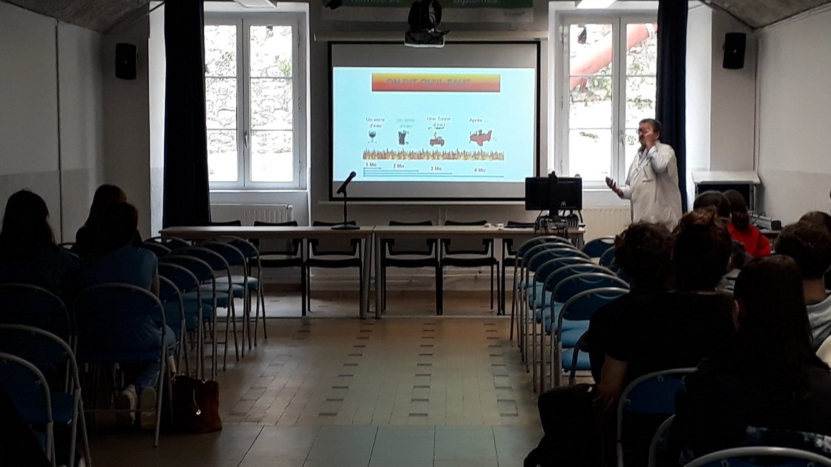 Formation aux bons réflexes à avoir lors d'un exercice incendie pour les délégués du #lycéebonaparte. Merci à notre conseiller prévention sécurité pour cette intéressante présentation 👏👏