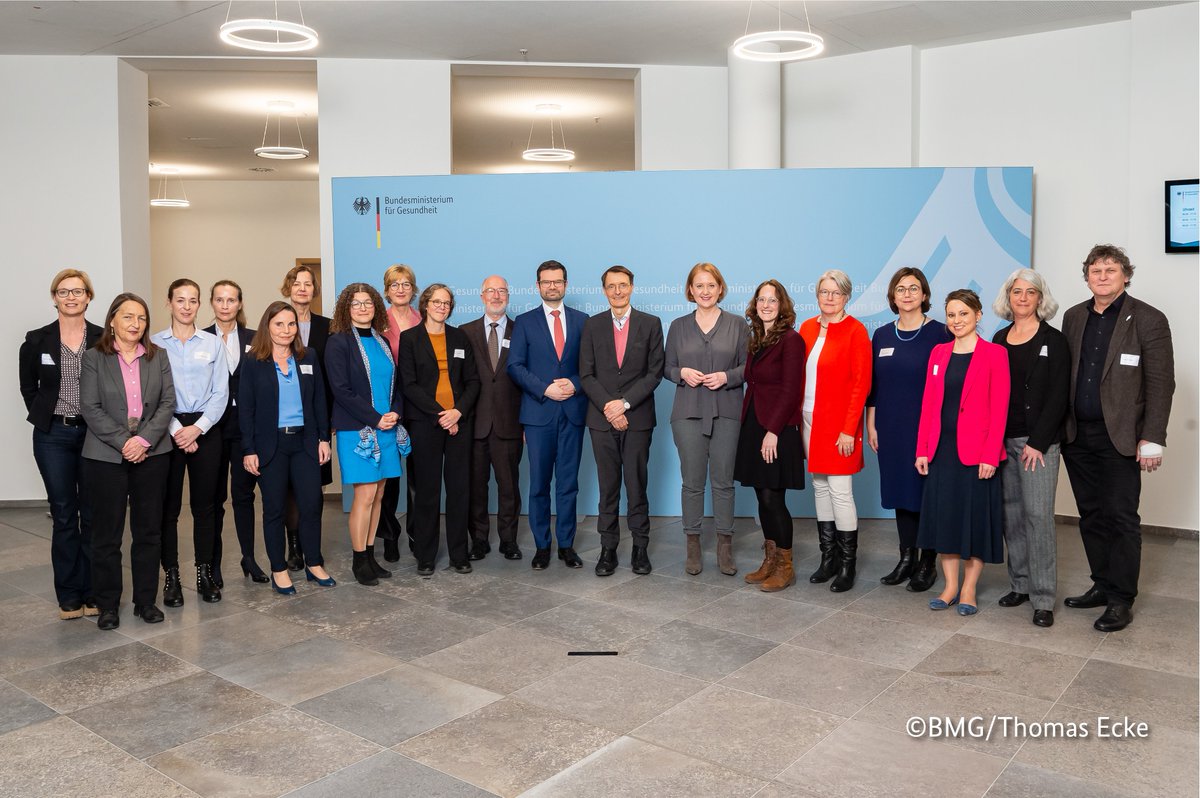 „Ethische Fragen in der Medizin müssen mit dem Fortschritt der Wissenschaft immer wieder neu gestellt und beantwortet werden“, sagte <a href="/Karl_Lauterbach/">Prof. Karl Lauterbach</a> zur konstituierenden Sitzung der Kommission zur reproduktiven #Selbstbestimmung und #Fortpflanzungsmedizin. (1/2)