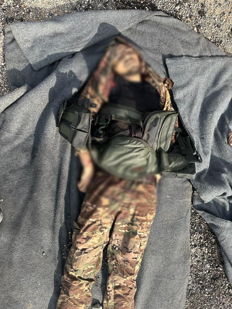 CezayirD's tweet photo. 👉 TC'nin "faydalı, iyi niyetli" DAİŞ Vatandaşları! 
 
Rojava İç Güvenlik Güçleri: 
Bugün, QSD askeri üniformasıyla kendilerini kamufle eden 2 DAİŞ intihar çetesi Hesekê kentinin Neşwa mahallesinde İç Güvenlik Güçleri Merkezi'ne saldırı girişiminde bulundu. 
 
Güçlerimiz, kısa süreli bir çatışmanın ardından bu intihar saldırısını boşa çıkardı ve 2 intihar çetesini de öldürdü. Her iki çetenin üzerinden 2 adet AK-47 silah, 20 adet dolu AK-47 şajörü, 8 el bombası ve 2 patlayıcı yelek ele geçirildi. 
 
Güçlerimiz saldırı ile ilgili detaylı soruşturma başlatmıştır.