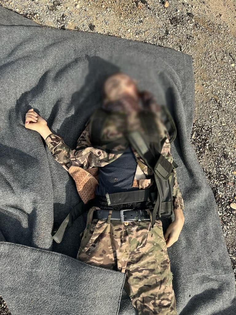 CezayirD's tweet photo. 👉 TC'nin "faydalı, iyi niyetli" DAİŞ Vatandaşları! 
 
Rojava İç Güvenlik Güçleri: 
Bugün, QSD askeri üniformasıyla kendilerini kamufle eden 2 DAİŞ intihar çetesi Hesekê kentinin Neşwa mahallesinde İç Güvenlik Güçleri Merkezi'ne saldırı girişiminde bulundu. 
 
Güçlerimiz, kısa süreli bir çatışmanın ardından bu intihar saldırısını boşa çıkardı ve 2 intihar çetesini de öldürdü. Her iki çetenin üzerinden 2 adet AK-47 silah, 20 adet dolu AK-47 şajörü, 8 el bombası ve 2 patlayıcı yelek ele geçirildi. 
 
Güçlerimiz saldırı ile ilgili detaylı soruşturma başlatmıştır.