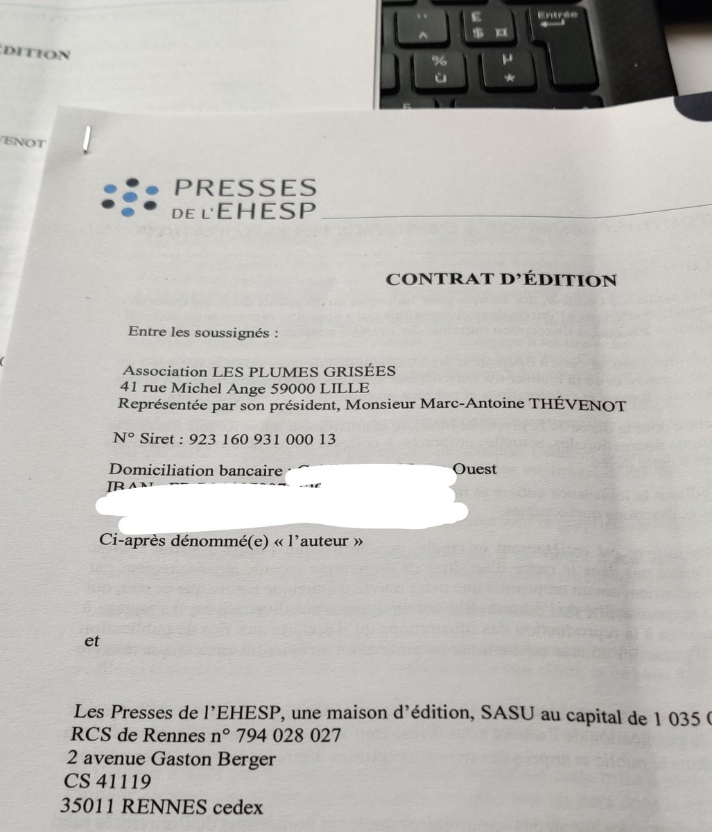 LGrisees's tweet photo. 📣Grande joie pour les Plumes grisées  avec la signature aujourd'hui de son premier contrat d'édition avec @EHESP_Editions !

Les 30 meilleurs textes du concours 2023 seront publiés en mai au sein d'un recueil.

Découvrez la légèreté écrite par des résidents d'EHPAD.

📅Mai 23 https://t.co/4ocM4Gi14X