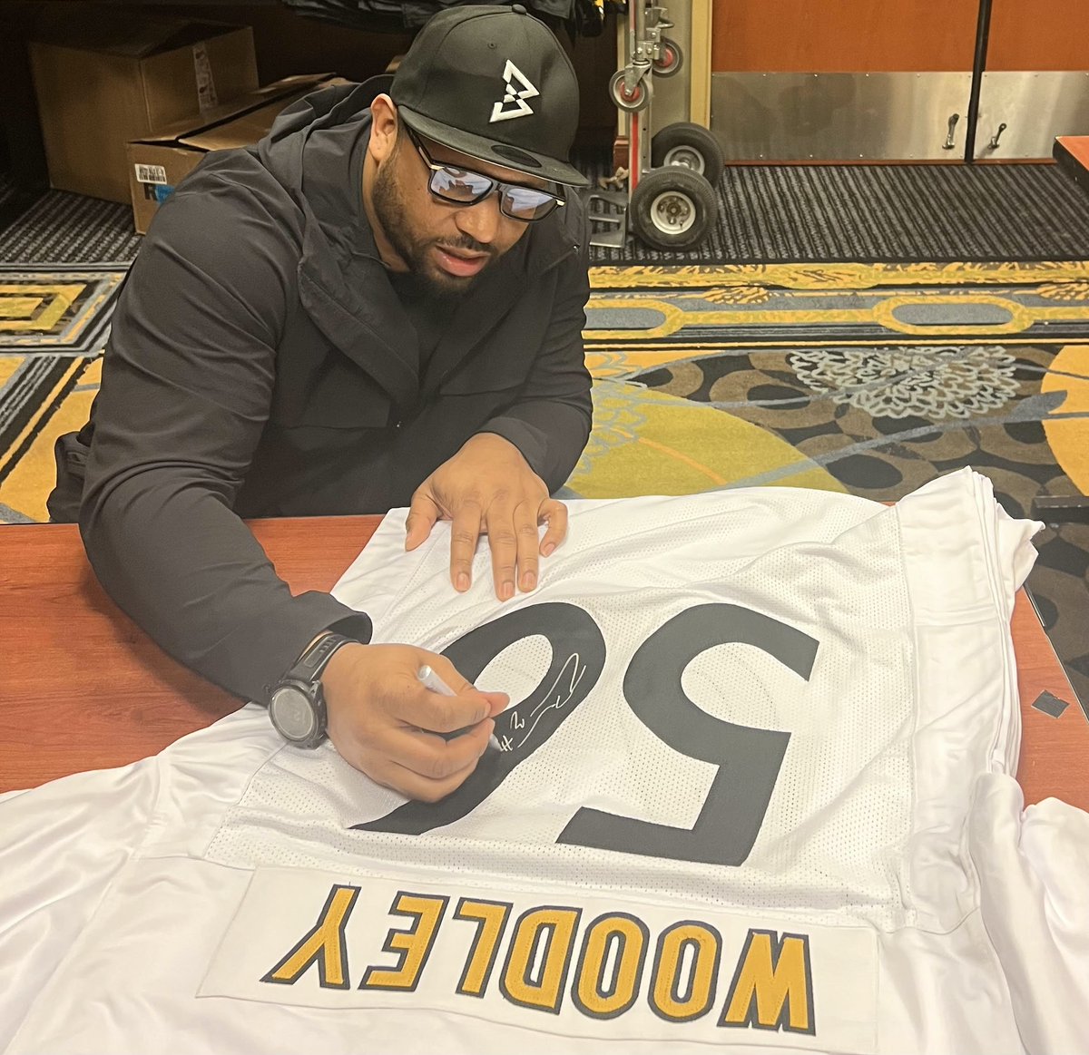 We're going to give a Lamarr Woodley autographed jersey to someone who retweets this tweet and follows us!

We'll pick a winner on Monday 4/3!