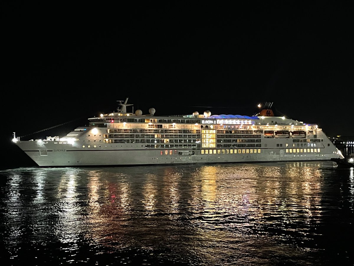 Port__of__KOBE's tweet image. 最後の1隻「#EUROPA2」が、31日夜中新港第４突堤から別府に出港しました。日付変わって明日4月1日07:00には、「#SILVERWHISPER」中突提に入港します。#神戸港 への客船入港は続きます🚢‼　　
#神戸 #KOBE ＃クルーズ #CRUISE