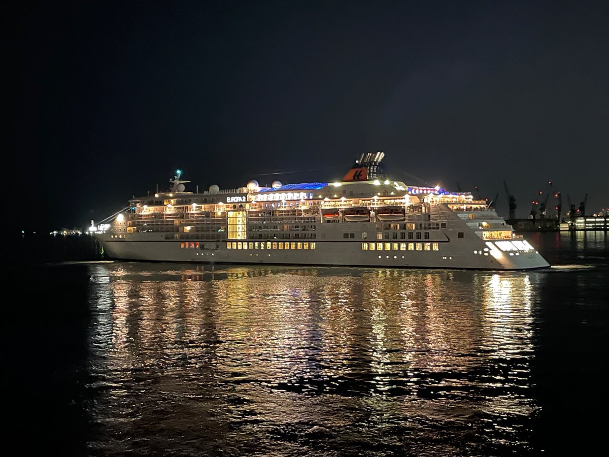 Port__of__KOBE's tweet image. 最後の1隻「#EUROPA2」が、31日夜中新港第４突堤から別府に出港しました。日付変わって明日4月1日07:00には、「#SILVERWHISPER」中突提に入港します。#神戸港 への客船入港は続きます🚢‼　　
#神戸 #KOBE ＃クルーズ #CRUISE